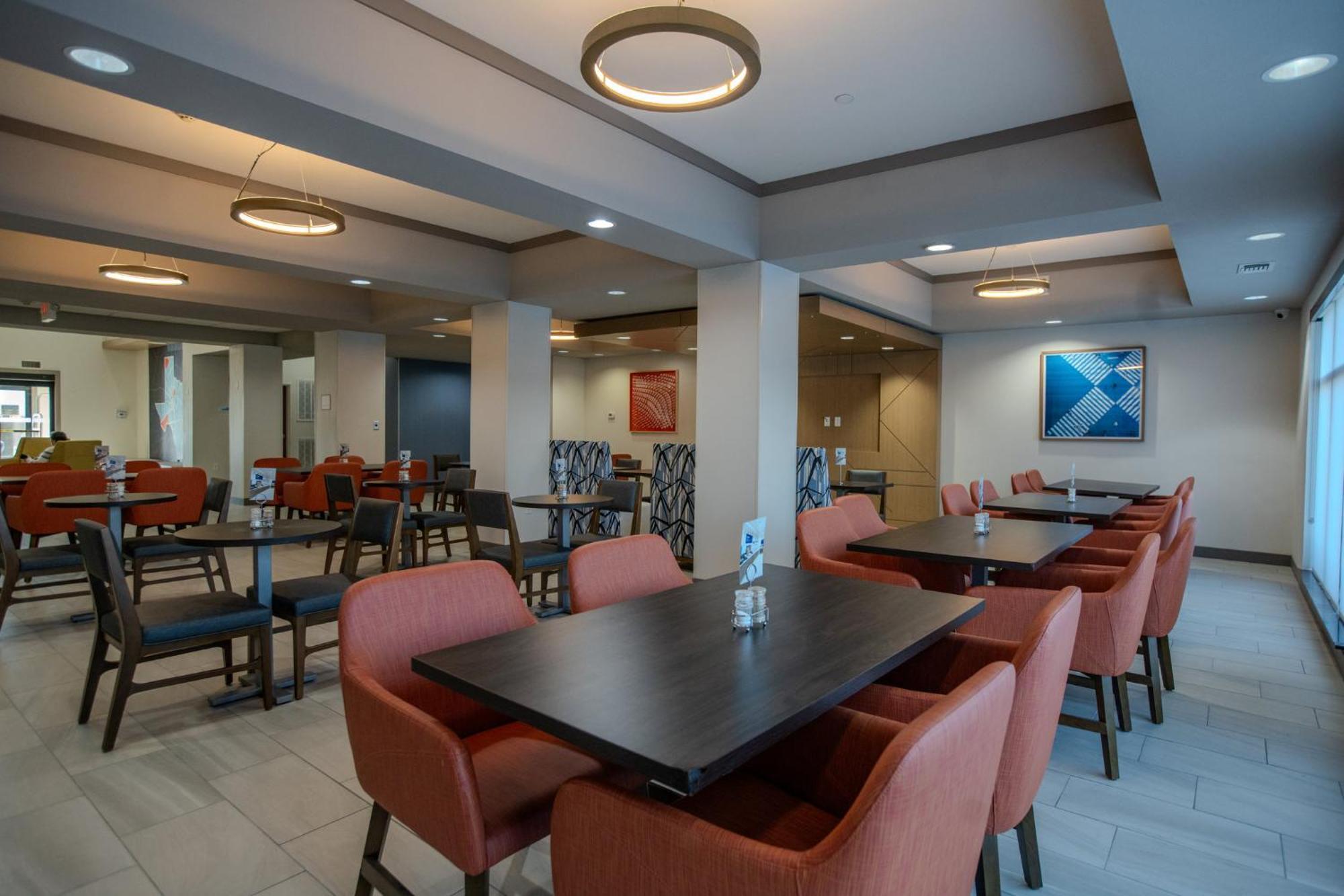 Holiday Inn Express & Suites Cleveland By Ihg Exterior photo