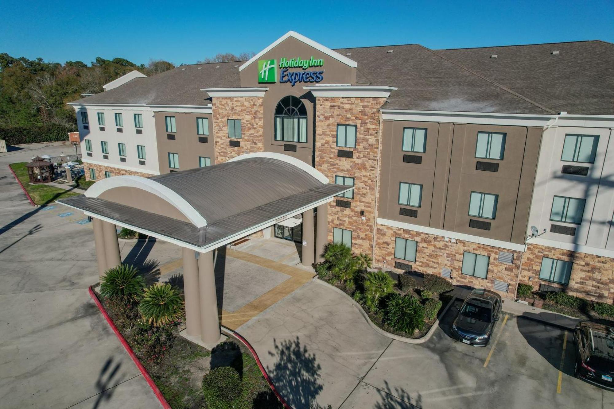 Holiday Inn Express & Suites Cleveland By Ihg Exterior photo