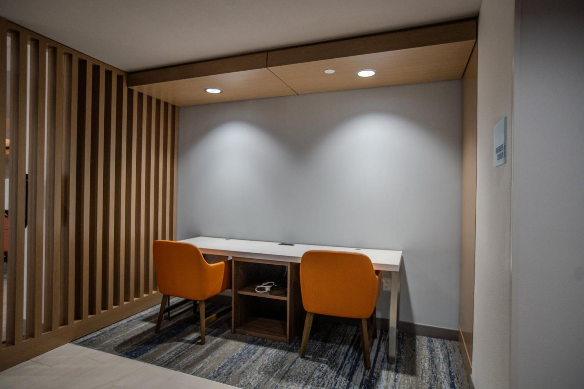 Holiday Inn Express & Suites Cleveland By Ihg Exterior photo
