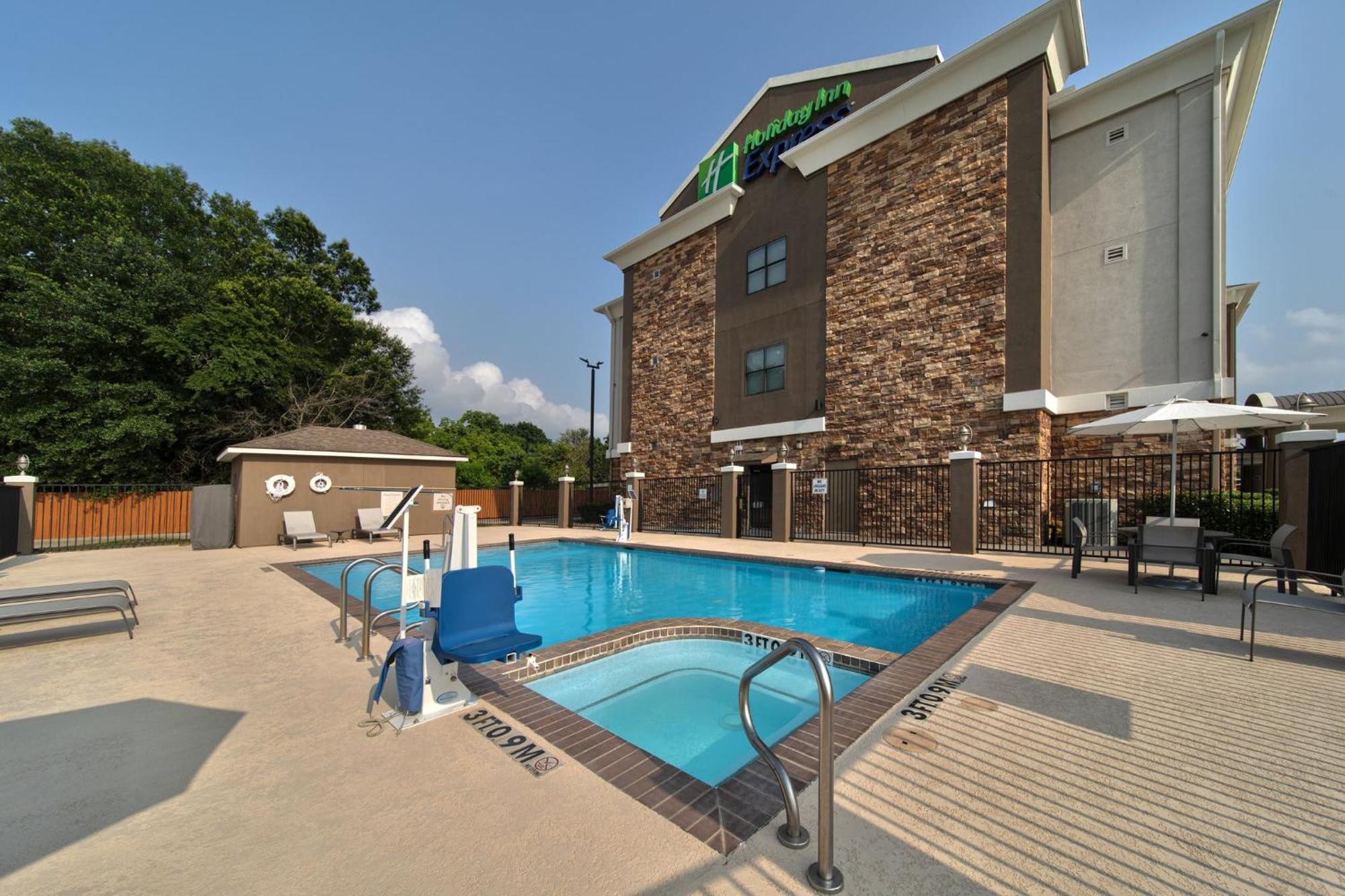 Holiday Inn Express & Suites Cleveland By Ihg Exterior photo