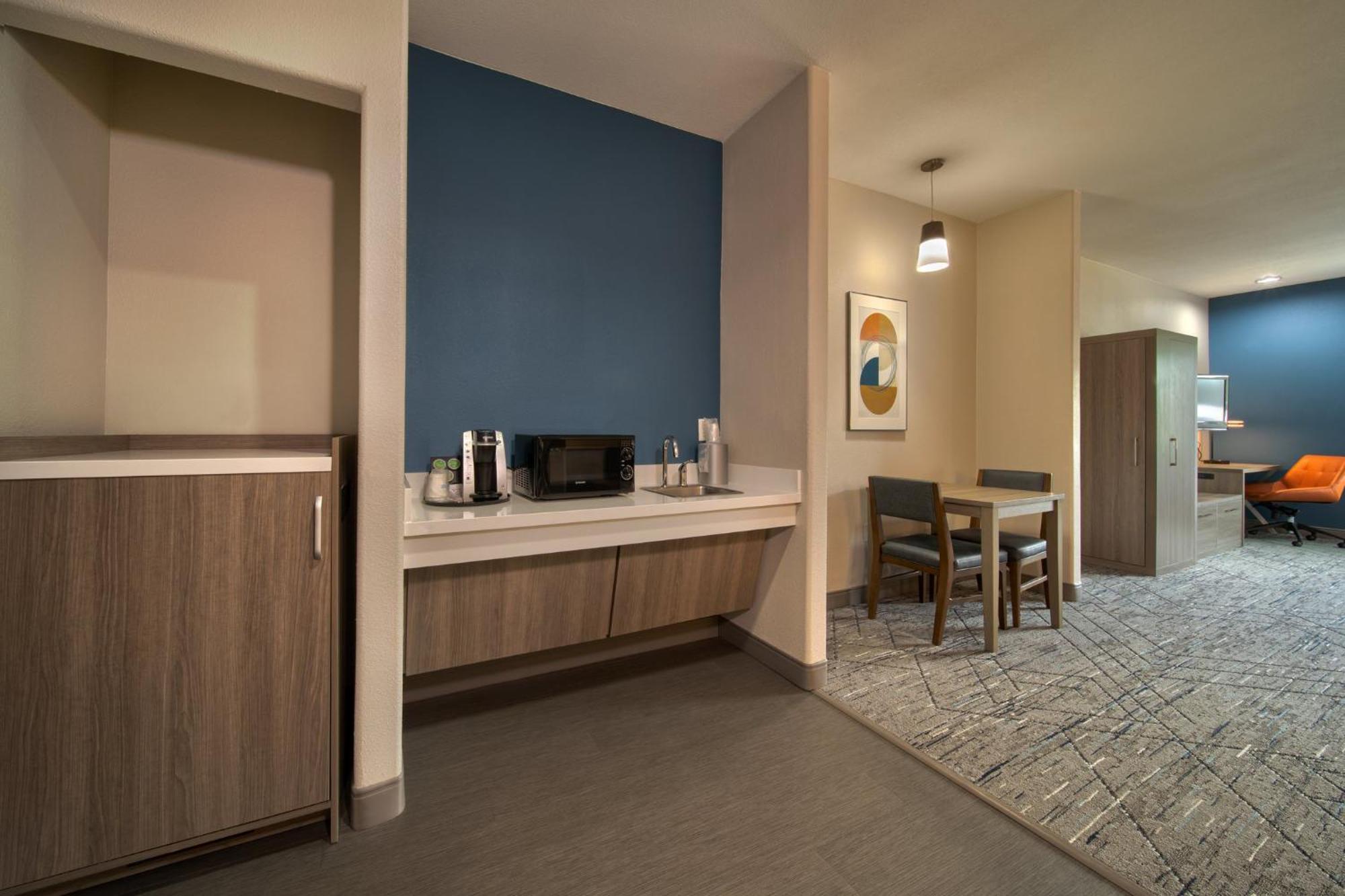 Holiday Inn Express & Suites Cleveland By Ihg Exterior photo